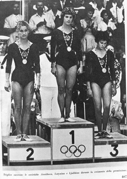 Tre sovietiche sul podio dopo la gara di ginnastica a corpo libero: Larisa Latynina, oro, Astakhova, argento, Lyukhina, bronzo